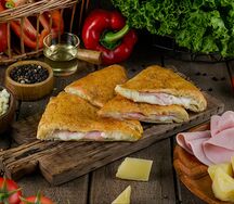 Кальцоне с ветчиной и сыром