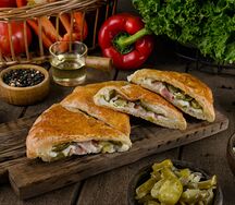 Кальцоне с беконом и халапеньо