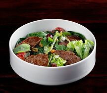 Мясной салат с устричным соусом, томатами и шпинатом