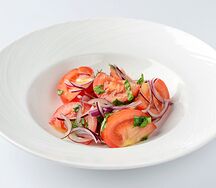 Помидоры с красным луком