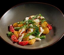 Кальмар, картофель, фасоль стручковая, черри, брокколи