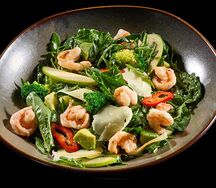 Зеленый салат с яблоком и креветками