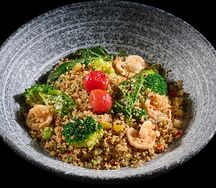 Киноа с креветками и овощами 