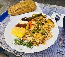 Шаурма куриная на тарелке