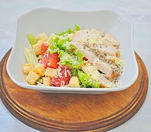 Салат Цезарь с копченым куриным мясом