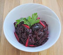 Свёкла с черносливом и яблоком