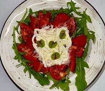 Страчателла с рукколой и томатами