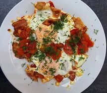 Яичница с помидорами и беконом