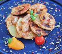 Молодой картофель с кусочками сала
