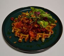 Кабачковая вафля с колбасками