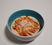 Каша злаковая с бананом и карамелью