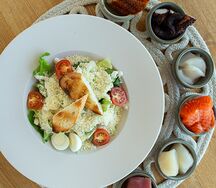 Салат Цезарь с морепродуктами на выбор