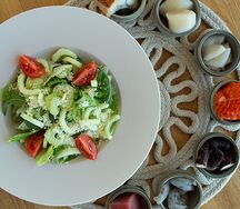 Салат овощной с морепродуктами на выбор