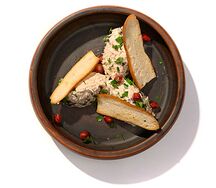 Салат с курицей, черносливом и грецким орехом