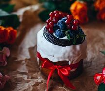 Творожный с изюмом, украшенный ягодами