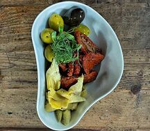 Сет с артишоками, вялеными томатами, маслинами и оливками