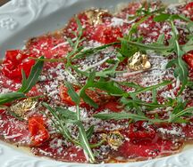 Карпаччо из говядины в маринаде ким чи с рукколой и вялеными томатами