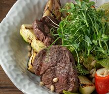 Салат с говяжьей вырезкой и овощами