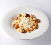 Спагетти с куриными фрикадельками и белыми грибами под трюфельным соусом