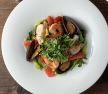 Теплый салат с морепродуктами