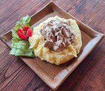 Куриное филе с шампиньонами и картофельным пюре в сливочном соусе