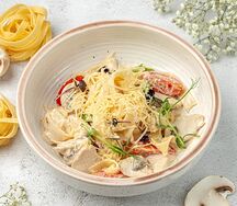 Феттуччине с грибами и куриным филе