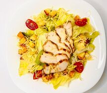 Салат Цезарь с курицей