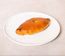 Пирожок с капустой и яйцом