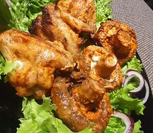 Куриные крылья с грибами