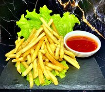 Картофель фри и соус остро-сладкий