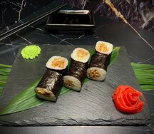 Ролл с кальмаром