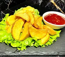 Картофель по-деревенски и кетчуп