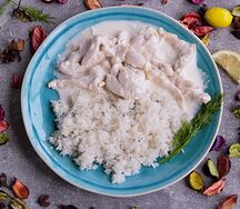 Курица в белом соусе с гарниром