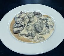 Мясо с грибами в сливочном соусе
