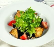 Салат с хрустящими баклажанами