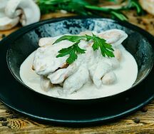 Курица с грибами в сливочном соусе