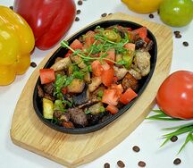 Сковородка с мясом и овощами