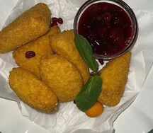 Жареный сыр с ягодным соусом