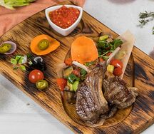 Корейка барашка с пюре с томатами и кабачками гриль