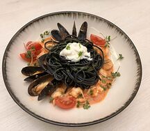 Спагетти с чернилами каракатицы и морепродуктами