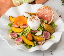 Салат с тунцом и яйцом пашот