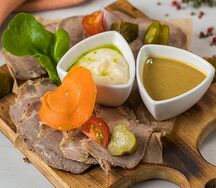Отварной язык с домашним хреном и горчицей