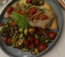 Медальоны из свинины с овощным салатом