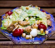 Салат Цезарь с курицей
