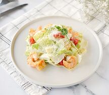 Салат Цезарь с тигровыми креветками