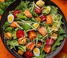 Цезарь с лососем и рукколой
