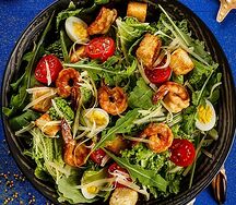 Цезарь с креветками и рукколой