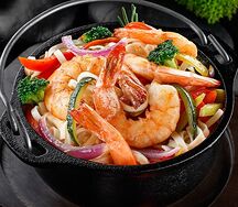 Лапша с тигровыми креветками и овощами