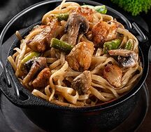 Лапша с куриной грудкой и белыми грибами