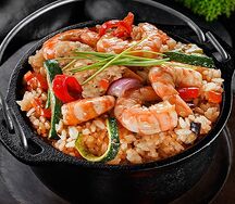 Тяхан с тигровыми креветками и овощами